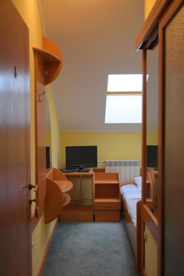נובי סאד Hotel Lupus מראה חיצוני תמונה