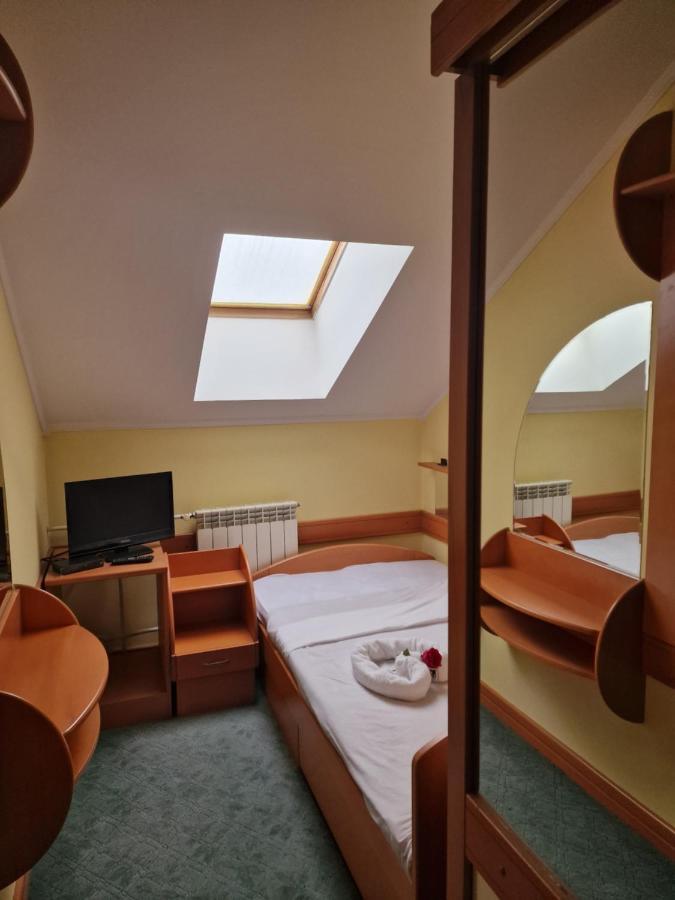 נובי סאד Hotel Lupus מראה חיצוני תמונה