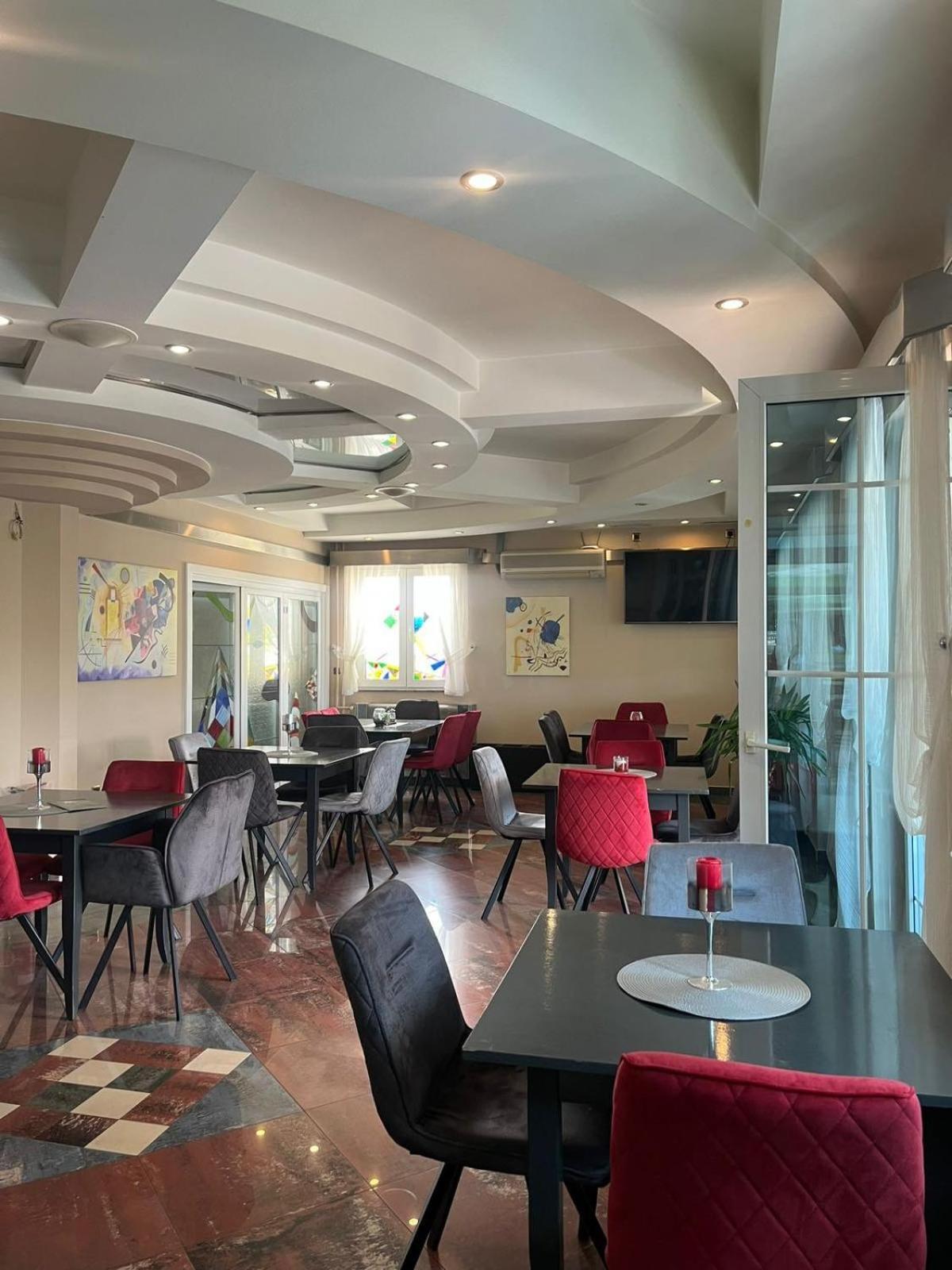 נובי סאד Hotel Lupus מראה חיצוני תמונה